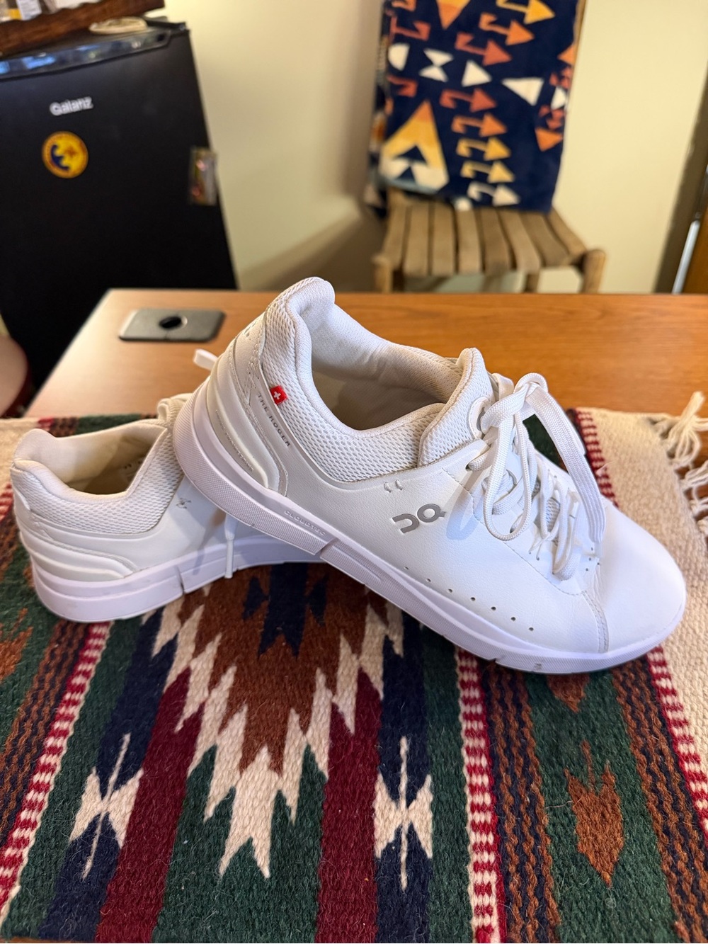 On “The Roger” women’s  White Lace-Up Sneakers